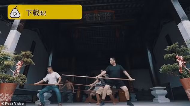  Ngôi đền trong làng là nơi để người dân Đại Tây học hỏi lẫn nhau những kiến thức trong võ thuật. 