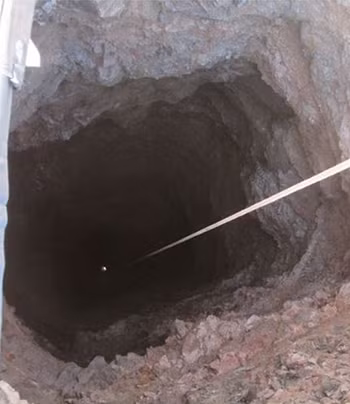 Lối xuống mỏ vàng sâu 30 mét. Đường xuống mỏ vàng sâu 30 mét. Ảnh: CBS