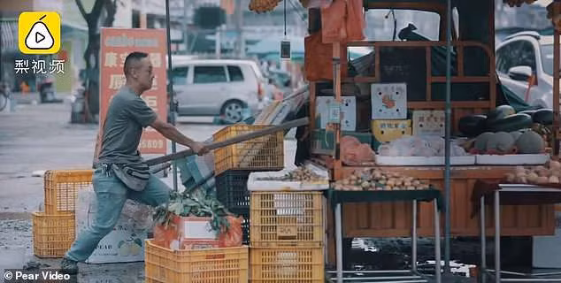  Người bán hoa quả tranh thủ thực hiện vài động tác trong lúc vắng khách. 