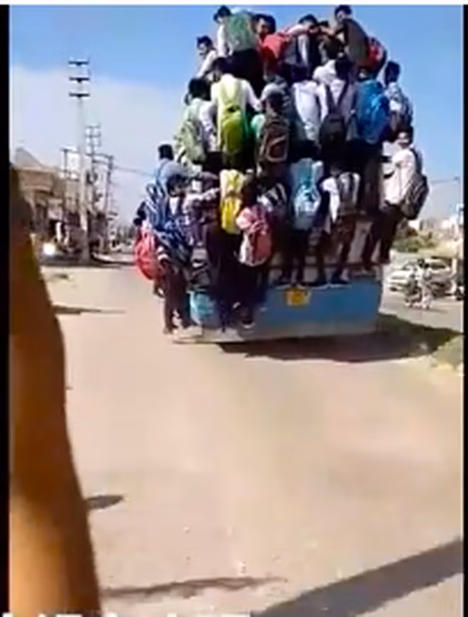 Kinh hoàng cảnh hàng chục sinh viên đu bám xe bus