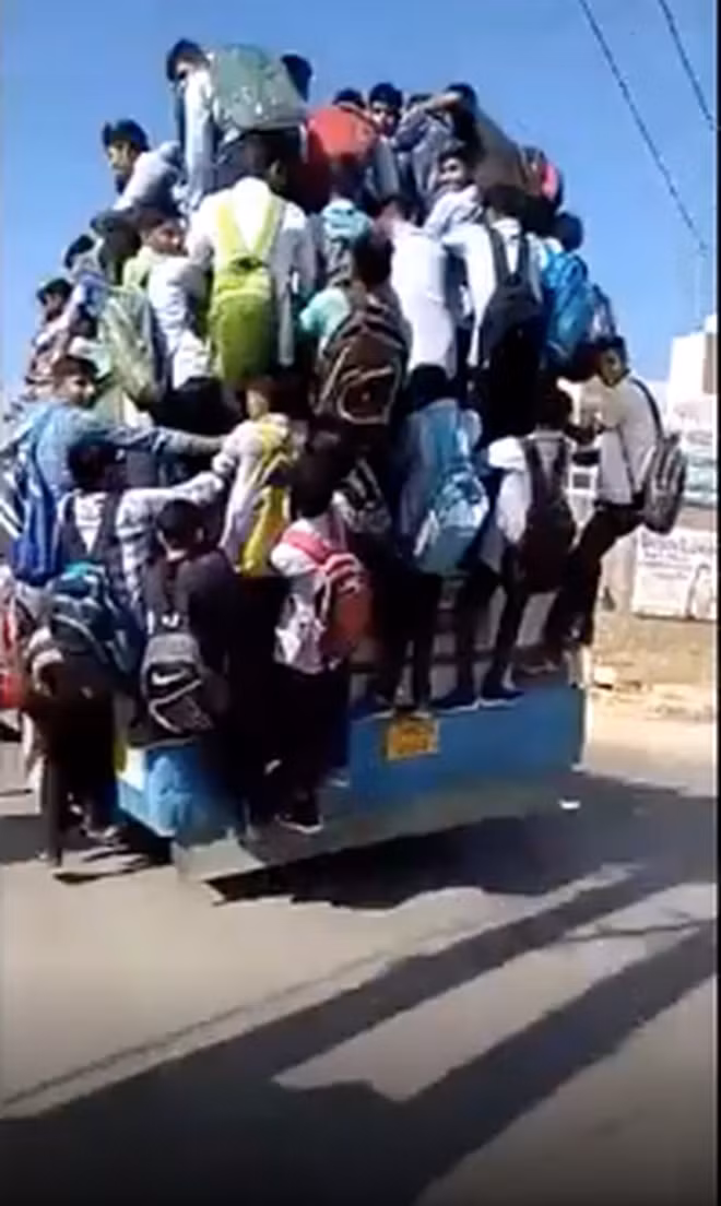 Kinh hoàng cảnh hàng chục sinh viên đu bám xe bus