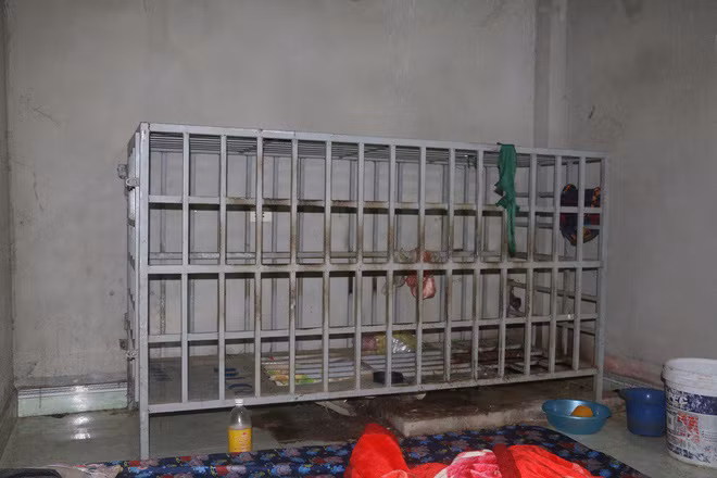 Vụ chồng bị vợ nhốt vào lồng sắt ở Thanh Hóa: Xuất hiện nhiều tình tiết mới khó tin - Ảnh 4.