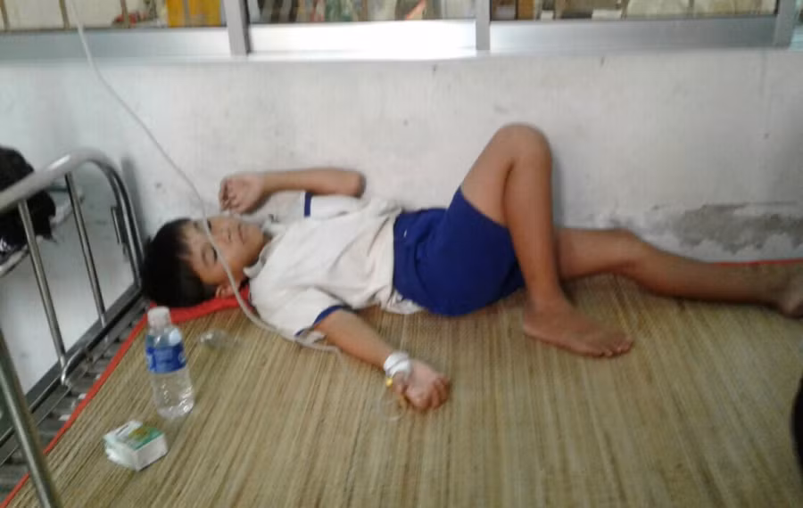 45 hoc sinh o Ca Mau nhap vien sau khi xuc mieng bang ung dich fluor hinh anh 1