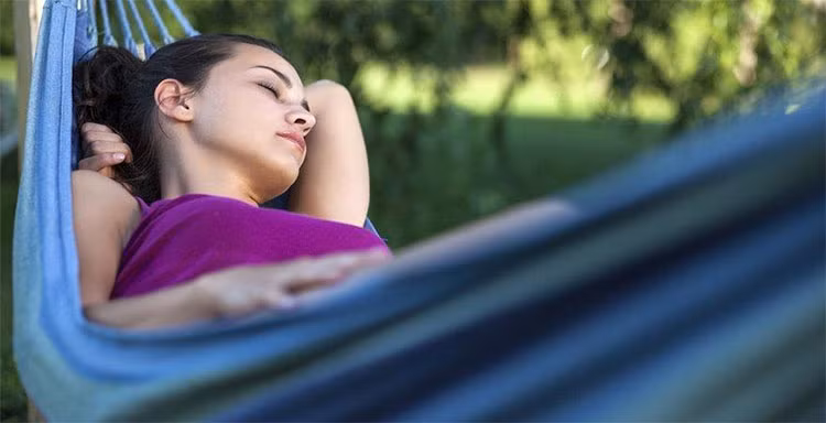 “Đung đưa” giúp người lớn ngủ ngon hơn, cải thiện trí nhớ