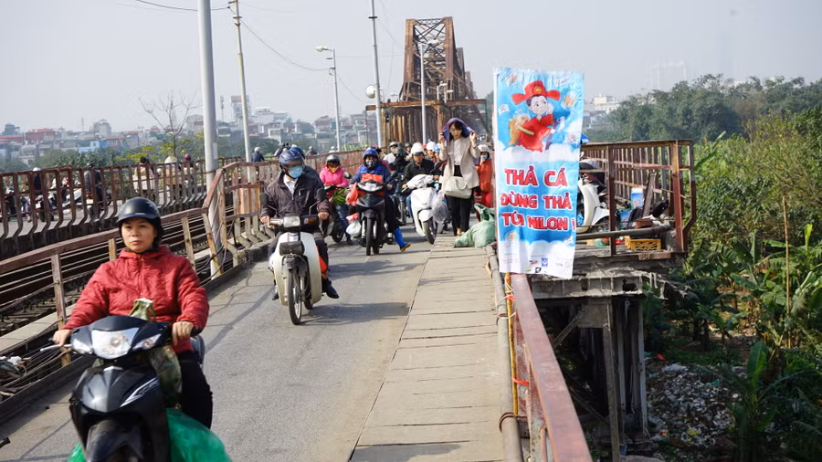 Sáng nay tại khu vực cầu Long Biên ( Hà Nội), nhiều tình nguyện viên đã đứng đợi sẵn để nhận cá từ những người thả cá, sau đó thu dọn túi nilon, đồ thờ...