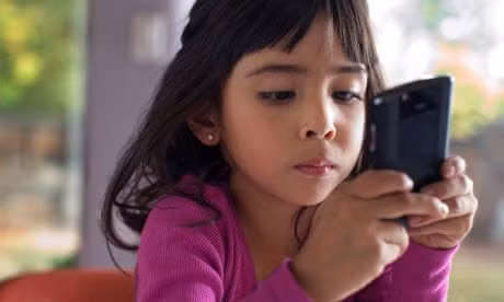 2. Tẩy não trẻ: Smartphone mở ra cánh cửa để trẻ tiếp cận thế giới, nhưng nó đồng thời cũng có mặt tối như bắt nạt trực tuyến, bạo lực cùng hàng loạt điều khủng khiếp khác. Nghiên cứu của giới khoa học cho thấy việc sử dụng điện thoại khiến trẻ dần tê liệt về cảm xúc, hình thành suy nghĩ dùng bạo lực để giải quyết vấn đề. Ảnh: Getty Images. 9 tac hai khon luong khi phu huynh cho con choi smartphone hinh anh 2