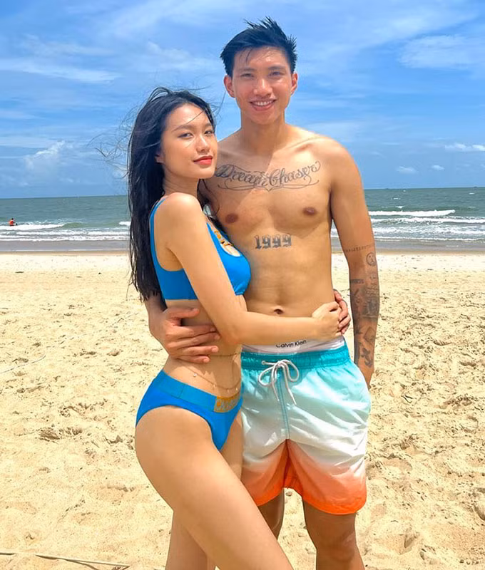 Thời điểm sau khi ''Hoa Hậu Việt Nam'' kết thúc, Doãn Hải My trung thành với phong cách ngọt ngào đúng chuẩn ngọc nữ. Nhưng sau khi vướng tin đồn hẹn hò Đoàn Văn Hậu, người đẹp họ Doãn trở nên sexy, gợi cảm hơn bội phần. Cô sở hữu vòng eo 56cm cùng đôi chân thẳng tắp. Thời điểm sau khi ''Hoa Hậu Việt Nam'' kết thúc, Doãn Hải My trung thành với phong cách ngọt ngào đúng chuẩn ngọc nữ. Nhưng sau khi vướng tin đồn hẹn hò Đoàn Văn Hậu, người đẹp họ Doãn trở nên sexy, gợi cảm hơn bội phần. Cô sở hữu vòng eo 56cm cùng đôi chân thẳng tắp.
