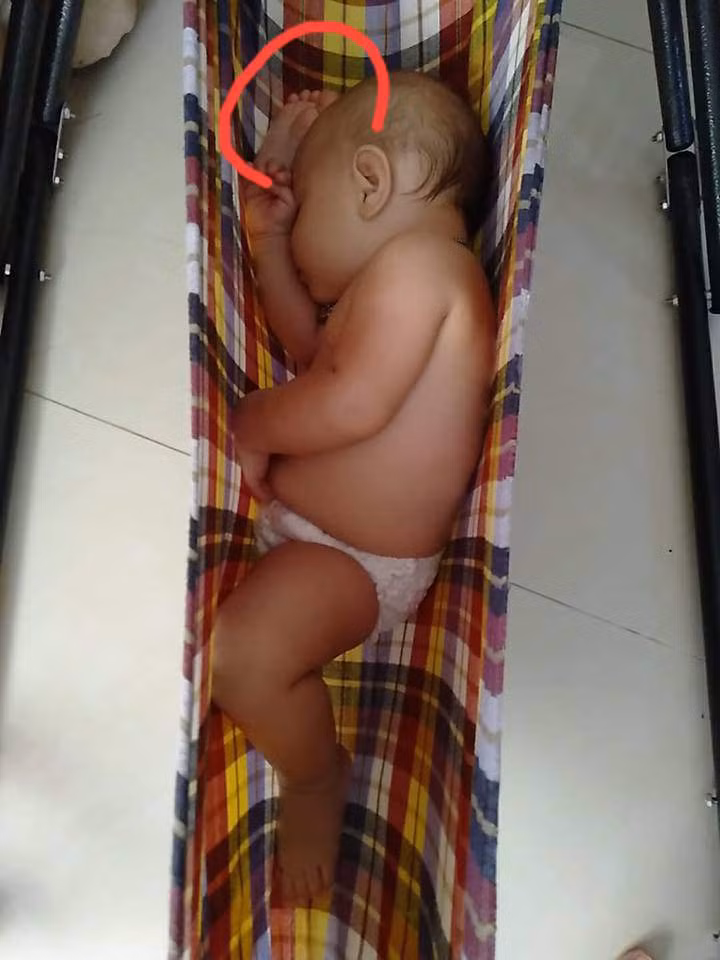 con gai ngu ngon lanh tren vong, me giat thot minh khi nhin ki hon - 1