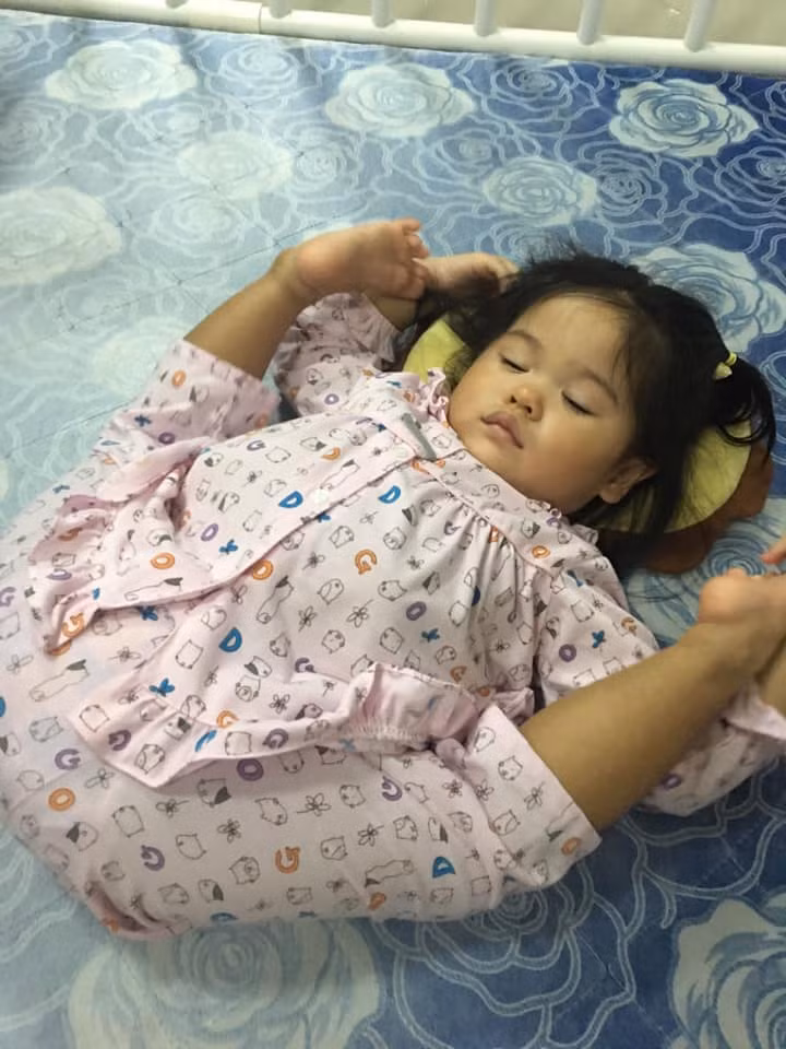 con gai ngu ngon lanh tren vong, me giat thot minh khi nhin ki hon - 6