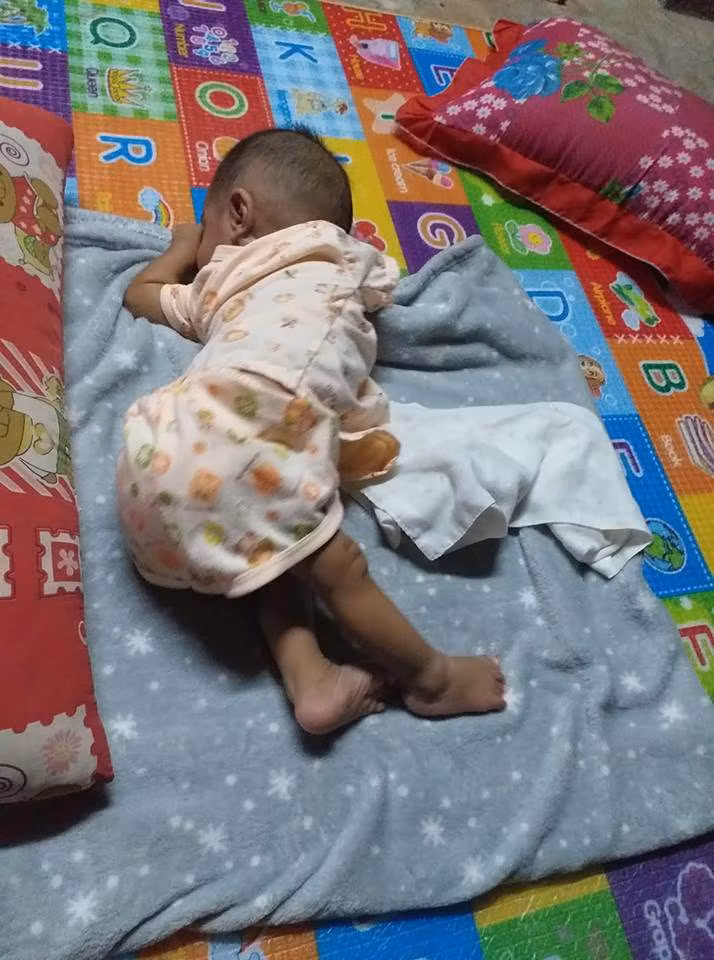 con gai ngu ngon lanh tren vong, me giat thot minh khi nhin ki hon - 3