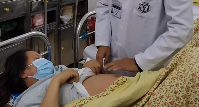 Bác sĩ thăm khám cho thai phụ mắc bệnh sởi, tại khoa Truyền nhiễm, Bệnh viện Bạch Mai. Ảnh: Lê Nga.