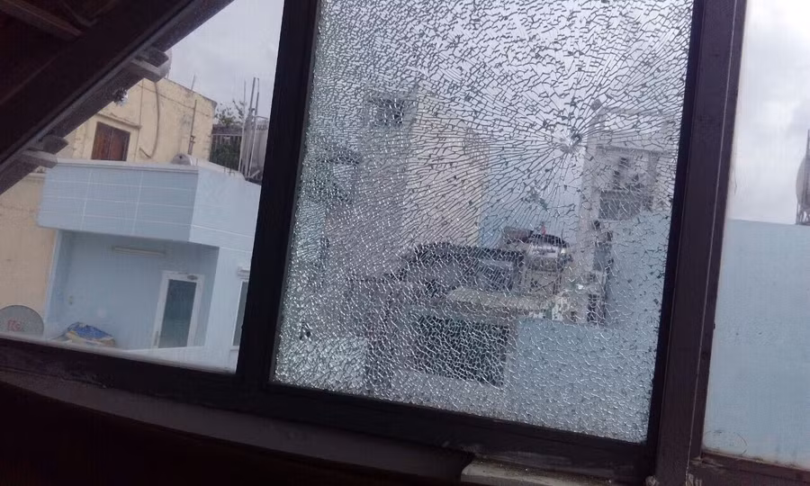 Hàng loạt căn nhà ở trung tâm Sài Gòn bị bắn vỡ kính vì lý do... bất ngờ - Ảnh 2.