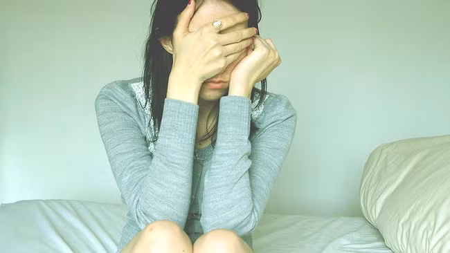 Mẹ tôi mất chưa đầy năm bố tôi đã đòi lấy vợ khác, nhưng cuốn nhật ký của mẹ mới khiến tôi phát điên - Ảnh 2.