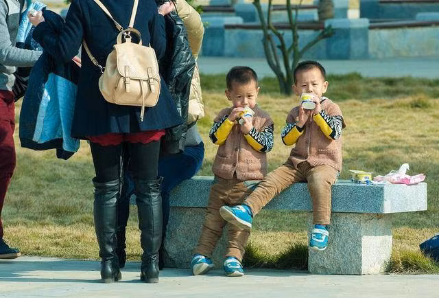 cap song sinh duoc chia ra o voi ba noi- ba ngoai, su khac biet qua lon sau 6 nam - 3