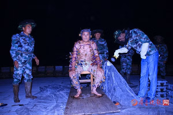 Người đàn ông mặc bộ đồ ong nặng nhất thế giới - Hình 2
