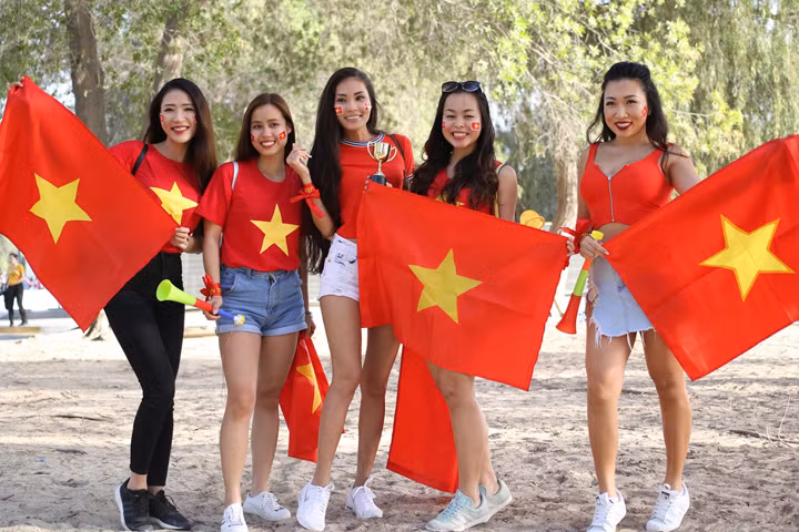 Một nhóm CĐV Việt Nam bên ngoài sân, trước trận đấu với Iraq. Ảnh: Anh Khoa.