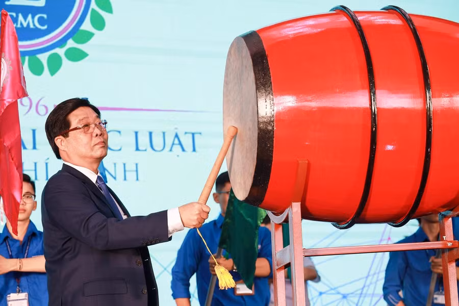 PGS.TS. Trần Hoàng Hải - Quyền Hiệu trưởng nhà trường đánh trống khai giảng năm học mới.