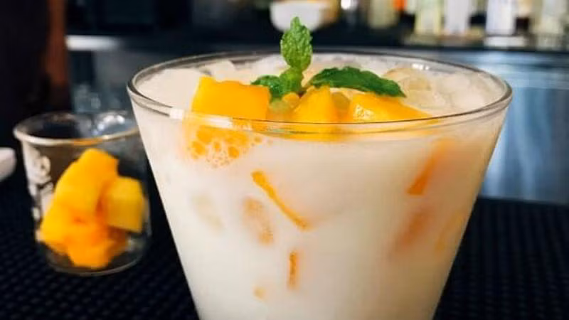 Trộn xoài với sữa chua.