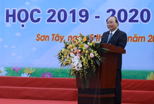 Thủ tướng Chính phủ Nguyễn Xuân Phúc phát biểu tại lễ khai giảng năm học mới ở Trường THPT Sơn Tây (Hà Nội). Thủ tướng Chính phủ Nguyễn Xuân Phúc phát biểu tại lễ khai giảng năm học mới ở Trường THPT Sơn Tây (Hà Nội).