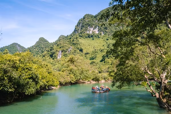 Con suối uốn lượn bao quanh khu cắm trại tạo nên vẻ đẹp ấn tượng tại khu du lịch.