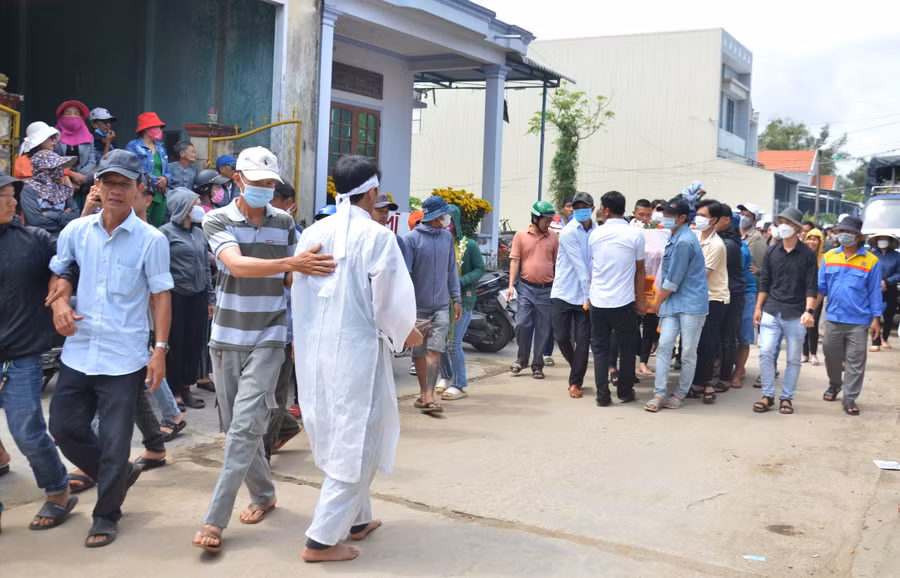Trung là con một của bà Máy và ông Nguyễn Luận. Hai mẹ con bà Máy đã bị tai nạn cướp đi sự sống tức tưởi trên chuyến xe định mệnh. Cả làng thương xót trước sự mất mát này và cũng chẳng ai có thể ngờ hoạ tai nạn giao thông lại trút xuống mái nhà của vợ chồng ông Luận.