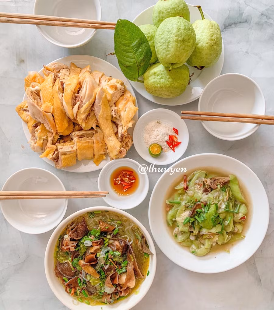 Thịt gà luộc; Miến gà; Mướp xào lòng gà; Ổi