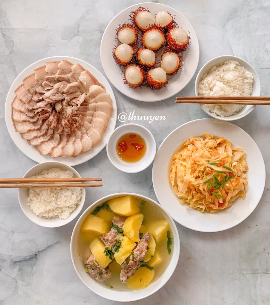 Thịt luộc; Canh khoai tây; Bắp cải xào; Chôm chôm