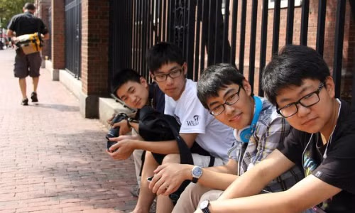 Một nhóm học sinh Trung Quốc bên ngoài cổng Đại học Harvard, Mỹ. Một nhóm học sinh Trung Quốc bên ngoài cổng Đại học Harvard, Mỹ. Ảnh: Sinosphere.