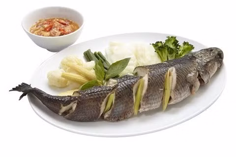 Cá lóc cần được hấp chín, bỏ xương trước khi nấu cháo cho trẻ.