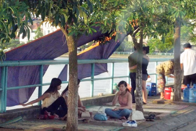 Dịch vụ ăn uống trải chiếu chiếm lối đi