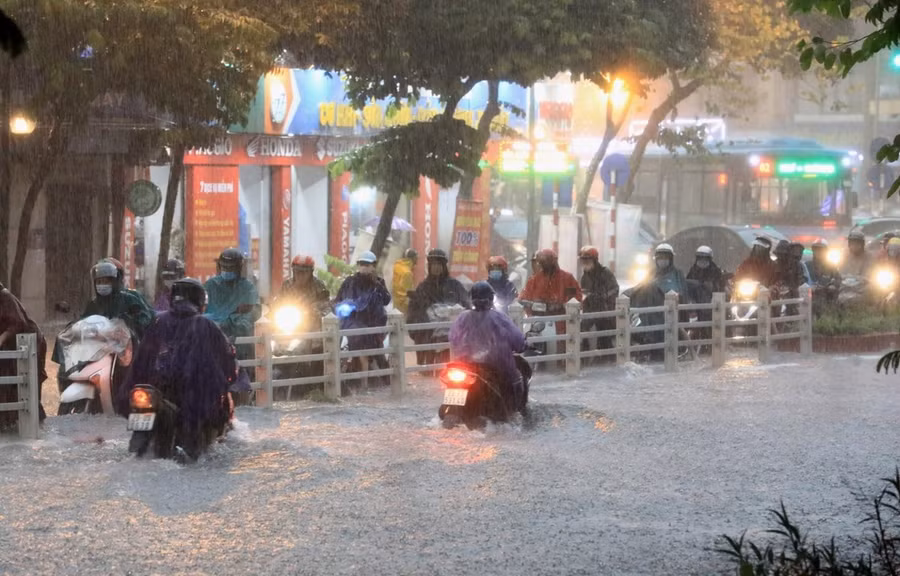 Mưa lớn gây ngập úng trên phố Điện Biên Phủ, Hà Nội. (Ảnh: Thành Đạt/TTXVN)
