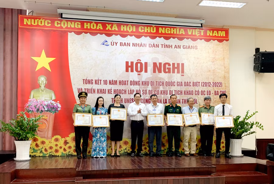 Trao Bằng khen của UBND tỉnh An Giang cho các tập thể và cá nhân đã có thành tích trong công tác bảo tồn và phát huy giá trị di tích quốc gia đặc biệt Óc Eo - Ba Thê, giai đoạn 2012 – 2022.