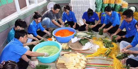 Hội Sinh viên tỉnh Vĩnh Long tổ chức gói bánh gửi chiến sĩ biển đảo.