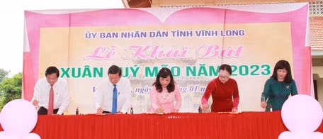 Đại biểu khai bút đầu Xuân Quý Mão 2023.