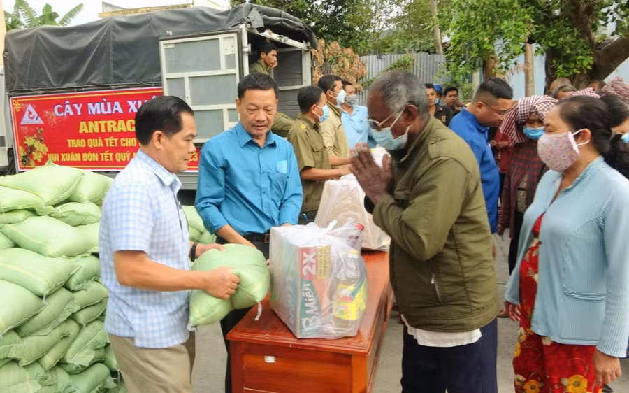 Các tổ chức, cá nhân trao tặng quà Tết đến hộ nghèo huyện miền núi Tri Tôn (An Giang). Các tổ chức, cá nhân trao tặng quà Tết đến hộ nghèo huyện miền núi Tri Tôn (An Giang).