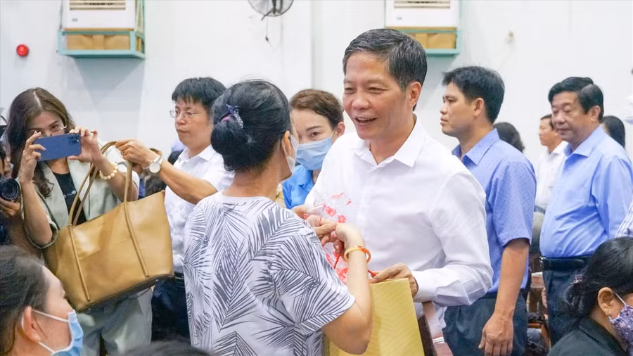 Ông Trần Tuấn Anh, Trưởng Ban kinh tế Trung ương tặng quà cho hộ nghèo. Ông Trần Tuấn Anh, Trưởng Ban kinh tế Trung ương tặng quà cho hộ nghèo.