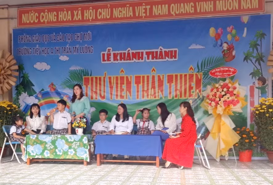 Lễ khánh thành thư viện thân thiện tại Trường TH A, huyện Chợ Mới (An Giang).