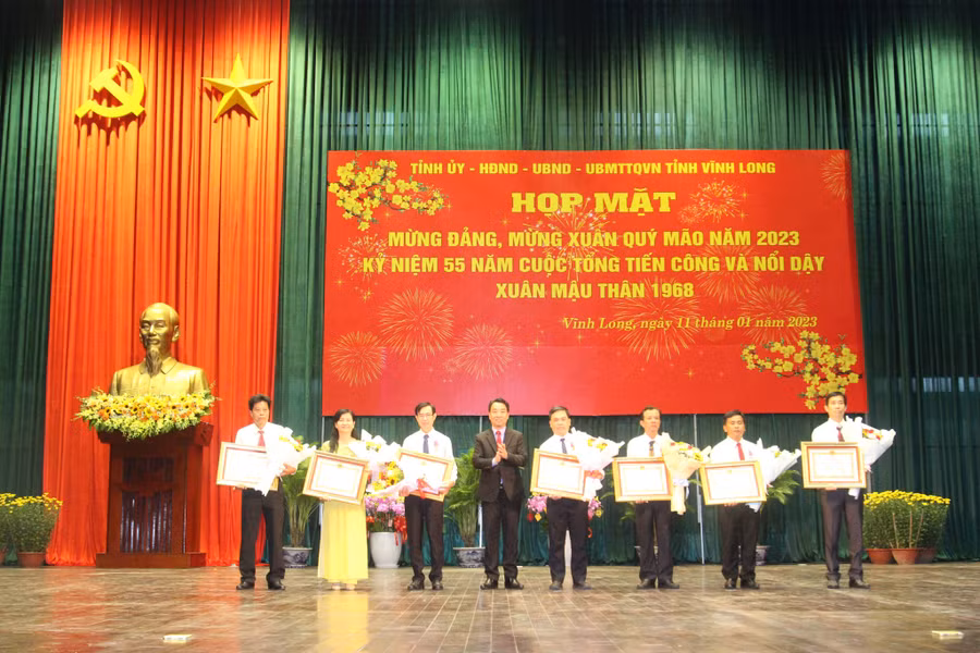 Lãnh đạo Tỉnh uỷ trao Huân chương Lao động hạng Nhì, Huân chương Lao động hạng ba của Chủ tịch nước cho các tập thể và cá nhân có thành tích xuất sắc. Lãnh đạo Tỉnh uỷ trao Huân chương Lao động hạng Nhì, Huân chương Lao động hạng ba của Chủ tịch nước cho các tập thể và cá nhân có thành tích xuất sắc.