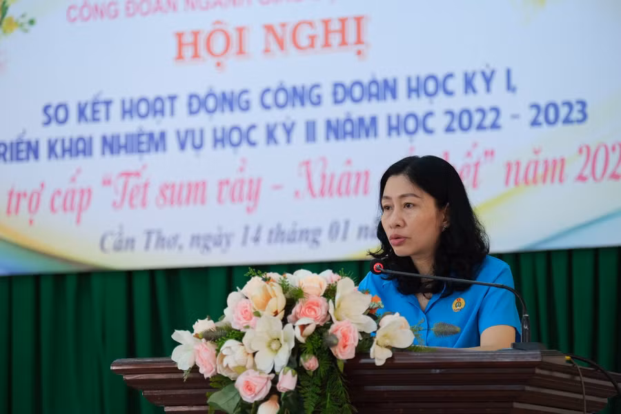 Bà Lý Hồng Ngọc, Chủ tịch Công đoàn Ngành Giáo dục TP Cần Thơ báo cáo sơ kết.