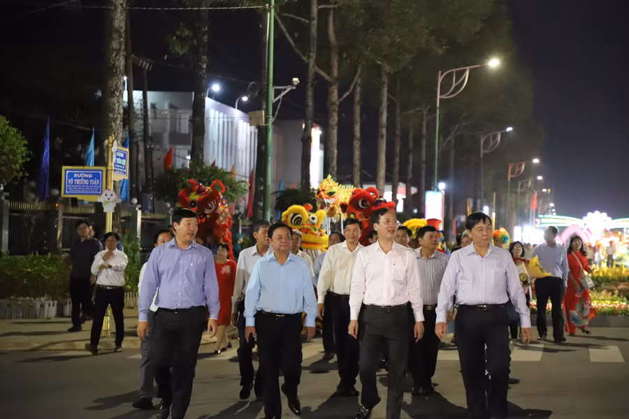 Các đại biểu tham quan đường hoa.