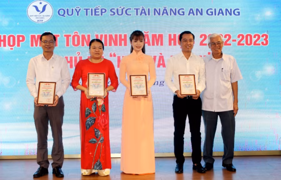 Đại diện Quỹ Tiếp sức tài năng An Giang trao thưởng cho thầy, cô giáo xuất sắc, tiêu biểu năm học 2022 - 2023.