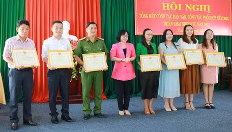 Vĩnh Long khen thưởng báo chí viết về tấm gương “Dân vận khéo”.