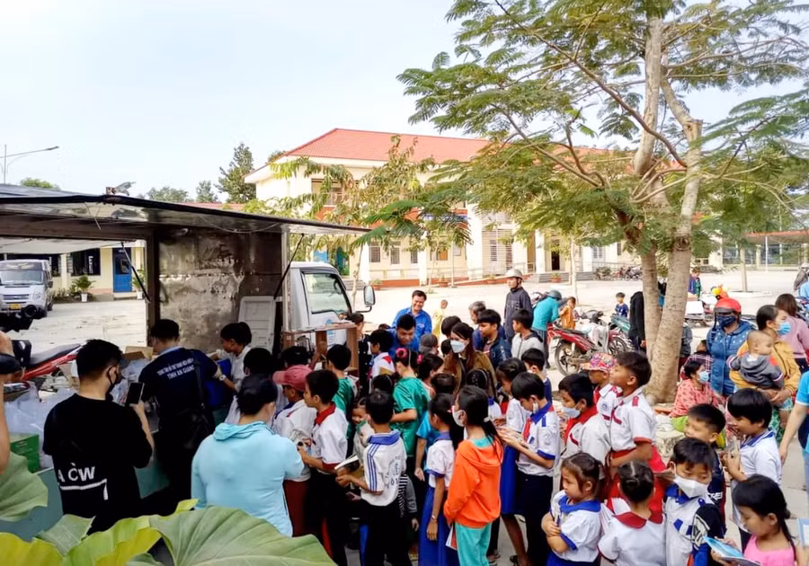 Các em thiếu nhi hào hứng tham gia Chương trình "Chuyến xe yêu thương". Các em thiếu nhi hào hứng tham gia Chương trình "Chuyến xe yêu thương".