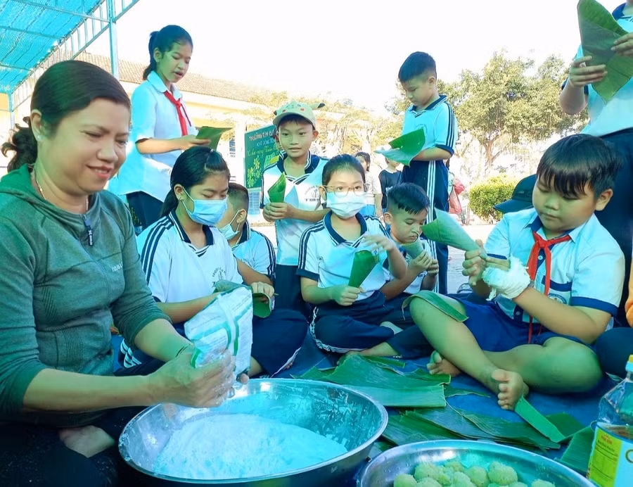 Học sinh trải nghiệm gói bánh. Học sinh trải nghiệm gói bánh.