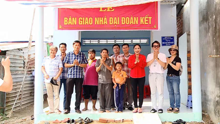 Bàn giao nhà đại đoàn kết tại xã Phước Hậu.