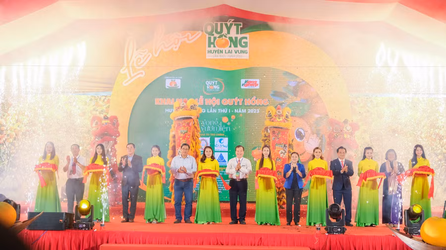 Đại biểu thực hiện nghi thức khai mạc.