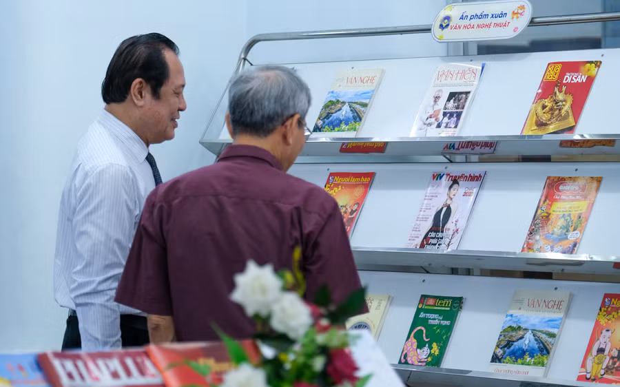 Người dân tham quan tại khu trưng bày, triển lãm Hội Báo Xuân.