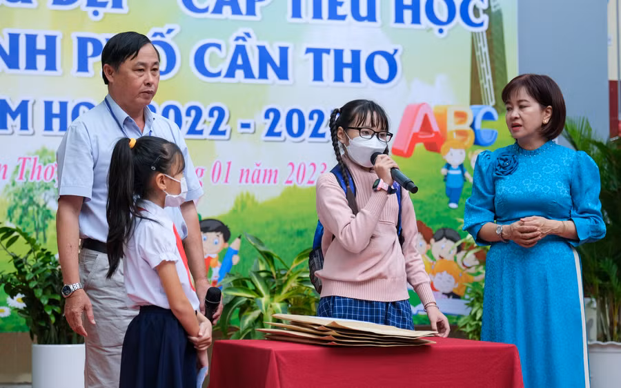 Các em học sinh kiểm tra túi đựng bài thi.