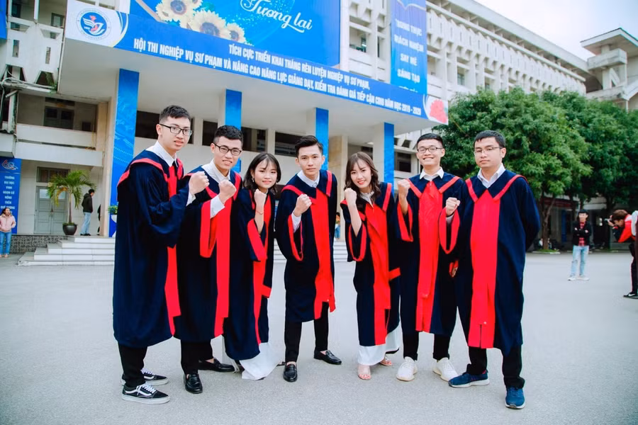 Lê Xuân Bảo (ngoài cùng bên phải) tốt nghiệp ĐH xuất sắc và được tuyển dụng đặc cách làm GV Vật lý– Trường THPT chuyên Phan Bội Châu. Ảnh: NVCC