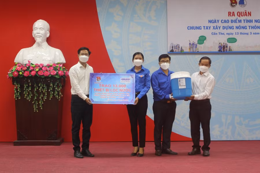Các đơn vị tài trợ trao tặng tượng trưng các công trình nhân dịp lễ ra quân.